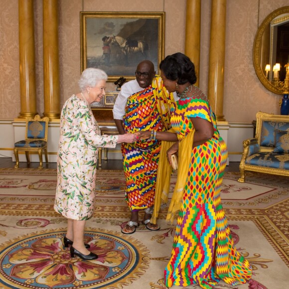 La reine Elizabeth II d'Angleterre reçoit le haut commissaire du Ghana Papa Owusu-Ankomah et sa femme Augustina, qui lui remet des lettres de créances lors d'une audience au palais de Buckingham à Londres, le 29 juin 2017.