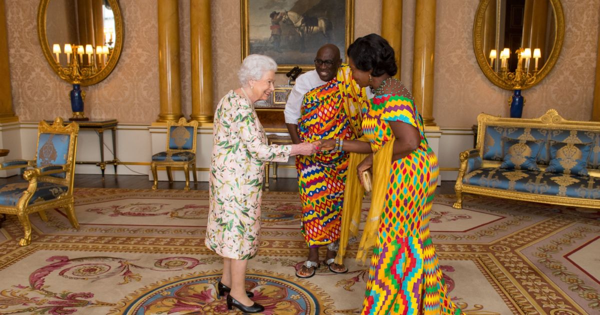 La reine Elizabeth II d'Angleterre reÃ§oit le haut commissaire du Ghana