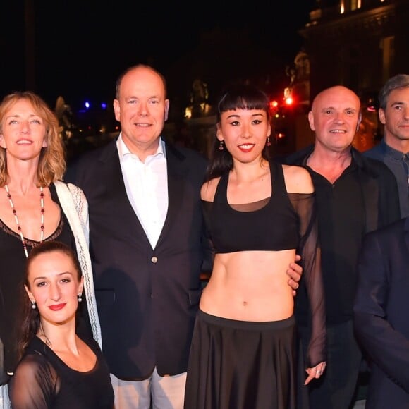 Le prince Albert II de Monaco pose avec Jean-Christophe Maillot, 3eme à droite, et ses danseurs étoiles à gauche, et le conseiller de gouvernement pour l'Intérieur, M. Patrice Cellario, 2eme à droite, durant la 1ère "F(ê)aites de la Danse" sur la Place du Casino à Monaco le 1er juillet 2017. © Bruno Bebert/Bestimage