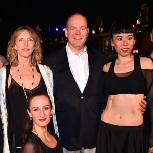 Le prince Albert II de Monaco pose avec Jean-Christophe Maillot, à droite, et ses danseurs étoiles à gauche durant la 1ère "F(ê)aites de la Danse" sur la Place du Casino à Monaco le 1er juillet 2017. © Bruno Bebert/Bestimage