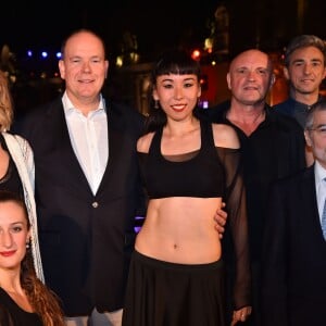 Le prince Albert II de Monaco pose avec Jean-Christophe Maillot, à droite, et ses danseurs étoiles à gauche durant la 1ère "F(ê)aites de la Danse" sur la Place du Casino à Monaco le 1er juillet 2017. © Bruno Bebert/Bestimage