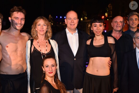 Le prince Albert II de Monaco pose avec Jean-Christophe Maillot, à droite, et ses danseurs étoiles à gauche durant la 1ère "F(ê)aites de la Danse" sur la Place du Casino à Monaco le 1er juillet 2017. © Bruno Bebert/Bestimage
