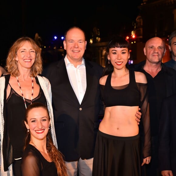 Le prince Albert II de Monaco pose avec Jean-Christophe Maillot, 4eme à droite, et ses danseurs étoiles à gauche, et le conseiller de gouvernement pour l'Intérieur, M. Patrice Cellario, 2eme à droite, durant la 1ère "F(ê)aites de la Danse" sur la Place du Casino à Monaco le 1er juillet 2017. © Bruno Bebert/Bestimage