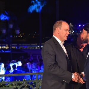 Le prince Albert II de Monaco félicite le chanteur italien Antonio Castrignano durant la 1ère "F(ê)aites de la Danse" sur la Place du Casino à Monaco le 1er juillet 2017.© Bruno Bebert/Bestimage