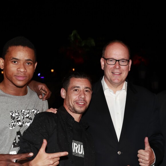 Le prince Albert II de Monaco pose avec la troupe Pokemon Crew, durant la 1ère "F(ê)aites de la Danse" sur la Place du Casino à Monaco le 1er juillet 2017.© Claudia Albuquerque/Bestimage