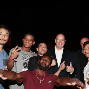 Le prince Albert II de Monaco pose avec la troupe Pokemon Crew, durant la 1ère "F(ê)aites de la Danse" sur la Place du Casino à Monaco le 1er juillet 2017.© Claudia Albuquerque/Bestimage