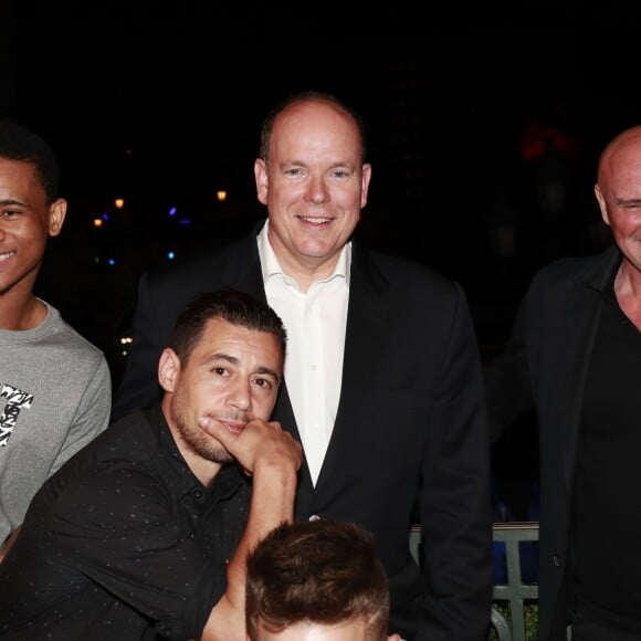 Le prince Albert II de Monaco pose avec la troupe Pokemon Crew, durant la 1ère "F(ê)aites de la Danse" sur la Place du Casino à Monaco le 1er juillet 2017.© Claudia Albuquerque/Bestimage