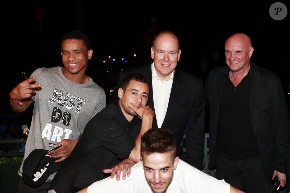 Le prince Albert II de Monaco pose avec la troupe Pokemon Crew, durant la 1ère "F(ê)aites de la Danse" sur la Place du Casino à Monaco le 1er juillet 2017.© Claudia Albuquerque/Bestimage