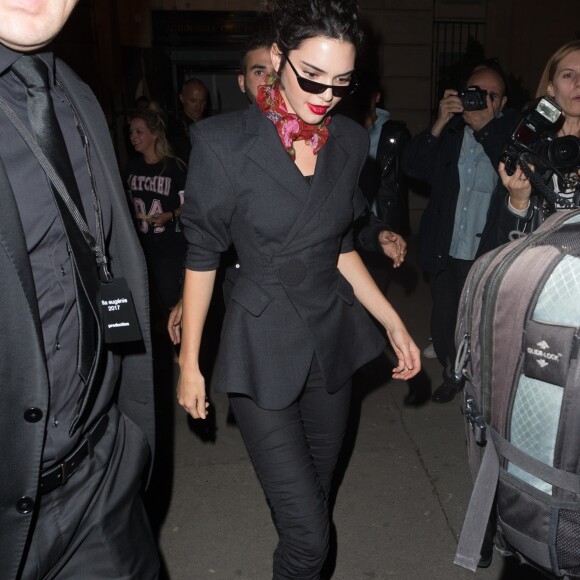 Kendall Jenner à la sortie du défilé Miu Miu Croisière 2018 à l'Automobile Club de Paris, France, le 2 juillet 2017.