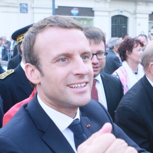 Le président de la République française Emmanuel Macron pendant un bain de foule à son arrivée à Rennes lors de l'inauguration de la nouvelle ligne à grande vitesse (LGV) Paris-Rennes, le 1 juillet 2017. 