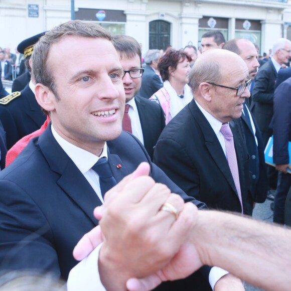 Le président de la République française Emmanuel Macron pendant un bain de foule à son arrivée à Rennes lors de l'inauguration de la nouvelle ligne à grande vitesse (LGV) Paris-Rennes, le 1 juillet 2017. 