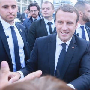 Le président de la République française Emmanuel Macron pendant un bain de foule à son arrivée à Rennes lors de l'inauguration de la nouvelle ligne à grande vitesse (LGV) Paris-Rennes, le 1 juillet 2017.