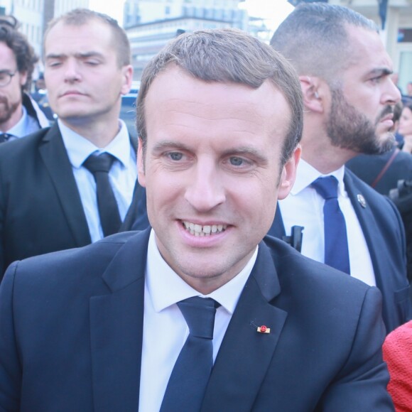 Le président de la République française Emmanuel Macron pendant un bain de foule à son arrivée à Rennes lors de l'inauguration de la nouvelle ligne à grande vitesse (LGV) Paris-Rennes, le 1 juillet 2017.