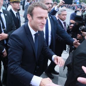 Le président de la République française Emmanuel Macron pendant un bain de foule à son arrivée à Rennes lors de l'inauguration de la nouvelle ligne à grande vitesse (LGV) Paris-Rennes, le 1 juillet 2017.