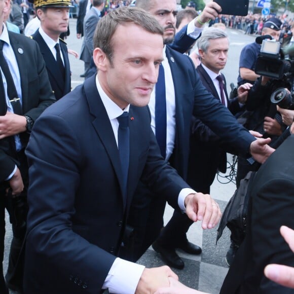 Le président de la République française Emmanuel Macron pendant un bain de foule à son arrivée à Rennes lors de l'inauguration de la nouvelle ligne à grande vitesse (LGV) Paris-Rennes, le 1 juillet 2017.