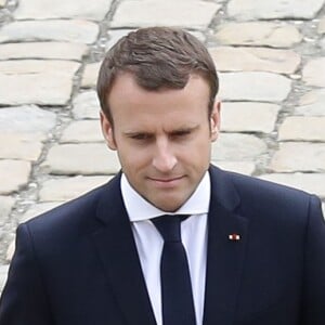 Le président de la République française Emmanuel Macron remet des décorations lors de la prise d'armes dans la cour d'honneur de l'Hôtel national des Invalides à Paris, le 30 juin 2017. © Stéphane Lemouton/Bestimage