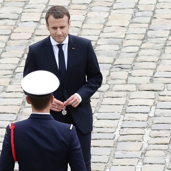 Le président de la République française Emmanuel Macron remet des décorations lors de la prise d'armes dans la cour d'honneur de l'Hôtel national des Invalides à Paris, le 30 juin 2017. © Stéphane Lemouton/Bestimage