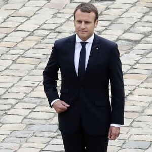 Le président de la République française Emmanuel Macron remet des décorations lors de la prise d'armes dans la cour d'honneur de l'Hôtel national des Invalides à Paris, le 30 juin 2017. © Stéphane Lemouton/Bestimage