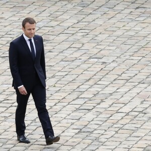 Le président de la République française Emmanuel Macron lors de la prise d'armes dans la cour d'honneur de l'Hôtel national des Invalides à Paris, le 30 juin 2017. © Stéphane Lemouton/Bestimage