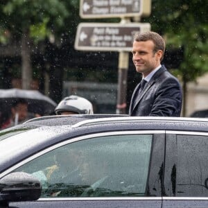 Après la passation de pouvoir, Emmanuel Macron, nouveau président de la République, (costume Jonas & Cie de chez son fournisseur habituel rue d'Aboukir à Paris à 450 Euros) remonte l'avenue des Champs-Elysées après avoir ravivé la flamme de la tombe du soldat inconnu sous l'Arc de Triomphe, à Paris, le 14 mai 2017. © Aurélien Morissard/Pool/Bestimage