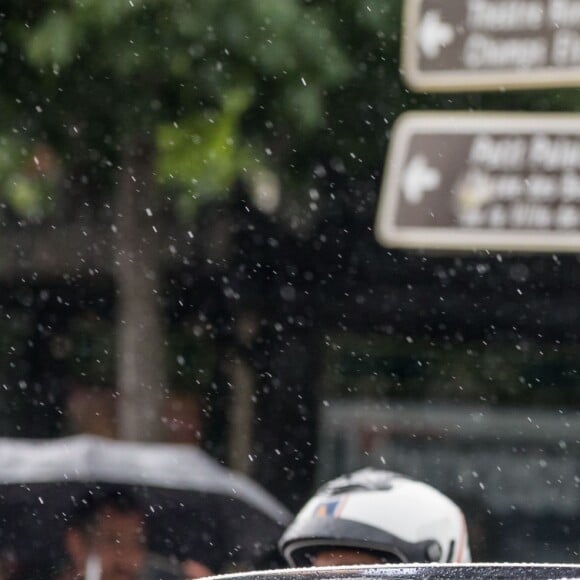 Après la passation de pouvoir, Emmanuel Macron, nouveau président de la République, (costume Jonas & Cie de chez son fournisseur habituel rue d'Aboukir à Paris à 450 Euros) remonte l'avenue des Champs-Elysées après avoir ravivé la flamme de la tombe du soldat inconnu sous l'Arc de Triomphe, à Paris, le 14 mai 2017. © Aurélien Morissard/Pool/Bestimage