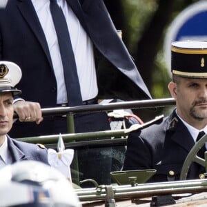 Le président de la République Emmanuel Macron (costume Jonas & Cie de chez son fournisseur habituel rue d'Aboukir à Paris à 450 Euros) remonte les Champs-Elysées en quittant le palais de l'Elysée pour se rendre à la cérémonie d'hommage au soldat inconnu à l'Arc à de Triomphe après la passation de pouvoir avec François Hollande à Paris, le 14 mai 2017. © Etienne Laurent/Pool/Bestimage