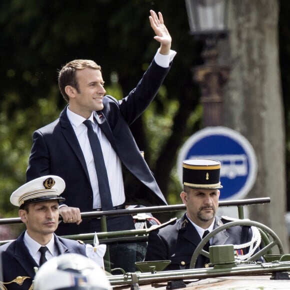 Le président de la République Emmanuel Macron (costume Jonas & Cie de chez son fournisseur habituel rue d'Aboukir à Paris à 450 Euros) remonte les Champs-Elysées en quittant le palais de l'Elysée pour se rendre à la cérémonie d'hommage au soldat inconnu à l'Arc à de Triomphe après la passation de pouvoir avec François Hollande à Paris, le 14 mai 2017. © Etienne Laurent/Pool/Bestimage