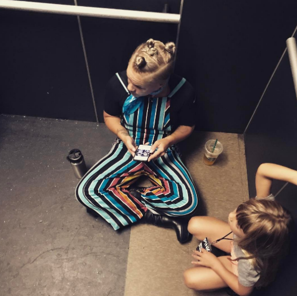 Pink et sa fille Willow coincées dans l'ascenseur avant le Summerfest dans le Wisconsin - Photo publiée sur Instagram le 3 juillet 2017