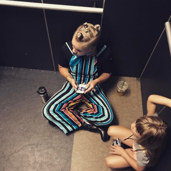 Pink et sa fille Willow coincées dans l'ascenseur avant le Summerfest dans le Wisconsin - Photo publiée sur Instagram le 3 juillet 2017