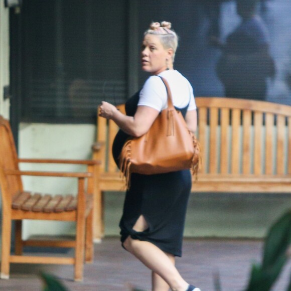 Exclusif - Prix spécial - La chanteuse Pink enceinte de son deuxième enfant se promène avec sa fille Willow dans les rues de Beverly Hills le 2 décembre 2016.
