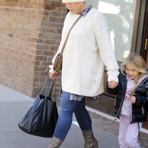 La chanteuse Pink quitte son hôtel avec sa fille Willow à New York le 4 décembre 2015.