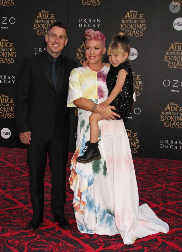 Pink, son mari Carey Hart et leur fille Willow à la première de "Alice de l'autre côté du miroir" au théâtre El Capitan à Los Angeles le 23 mai 2016.
