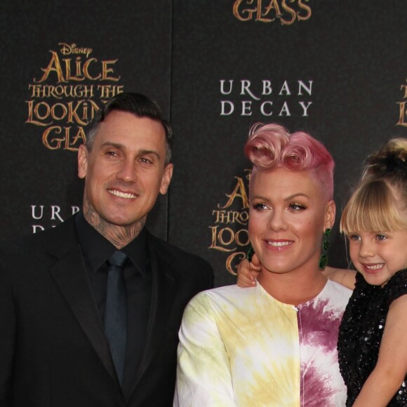 Pink, son mari Carey Hart et leur fille Willow à la première de "Alice de l'autre côté du miroir" au théâtre El Capitan à Los Angeles le 23 mai 2016.