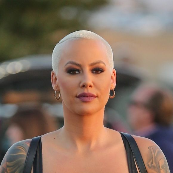 Amber Rose se promène avec son fils Sebastian et des amis dans les rues de Los Angeles. Le 10 juin 2017