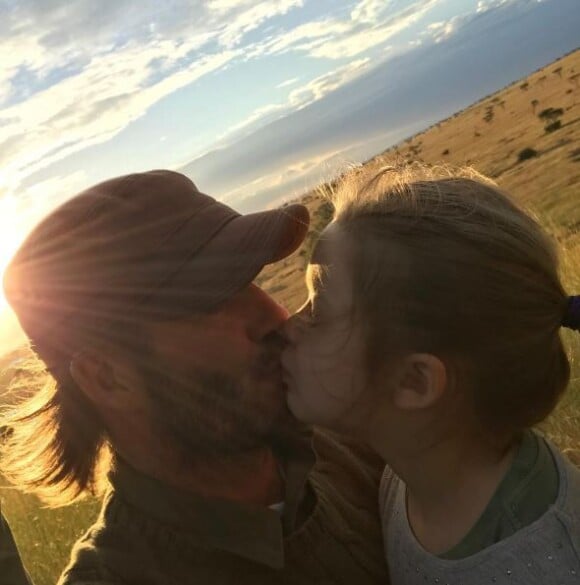 David Beckham embrasse sa fille Harper sur la bouche lors d'un safari en Afrique. Photo publiée sur Instagram le 1er juin 2017.