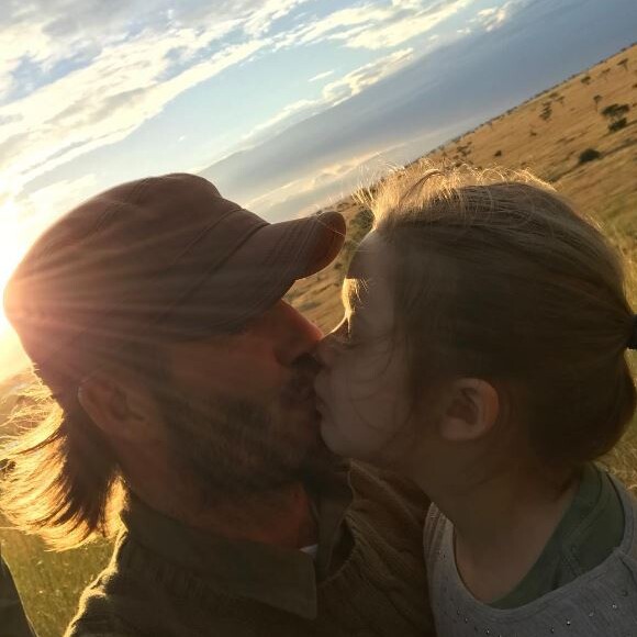 David Beckham embrasse sa fille Harper sur la bouche lors d'un safari en Afrique. Photo publiée sur Instagram le 1er juin 2017.