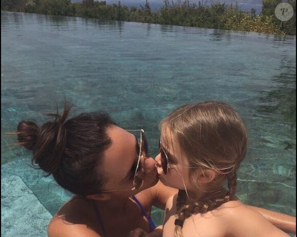 Victoria Beckham embrasse sa fille Harper pour lui souhaiter un joyeux anniversaire. Photo postée sur Instagram le 10 juillet 2016.
