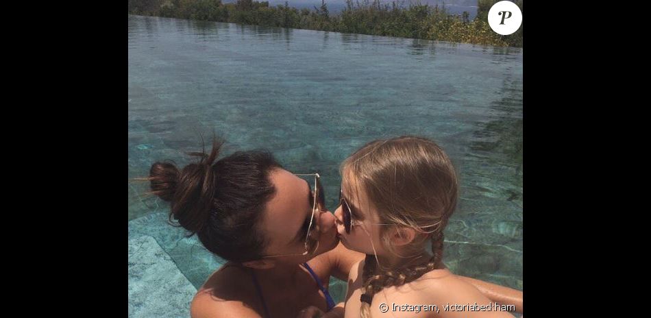 Victoria Beckham embrasse sa fille Harper pour lui souhaiter un joyeux anniversaire. Photo postée sur Instagram le 10 juillet 2016.