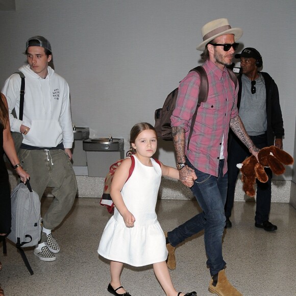 David Beckham arrive avec ses enfants Brooklyn, Romeo, Cruz et Harper Beckham à l'aéroport de LAX à Los Angeles, le 1 7avril 2017.