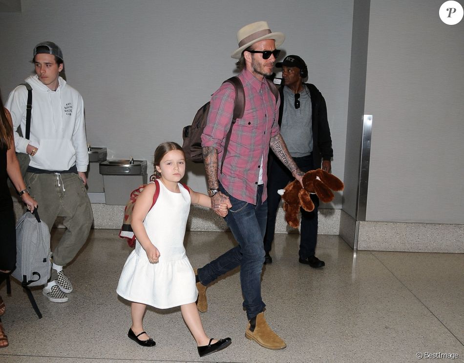 David Beckham arrive avec ses enfants Brooklyn, Romeo, Cruz et Harper Beckham à l&#039;aéroport de LAX à Los Angeles, le 1 7avril 2017.