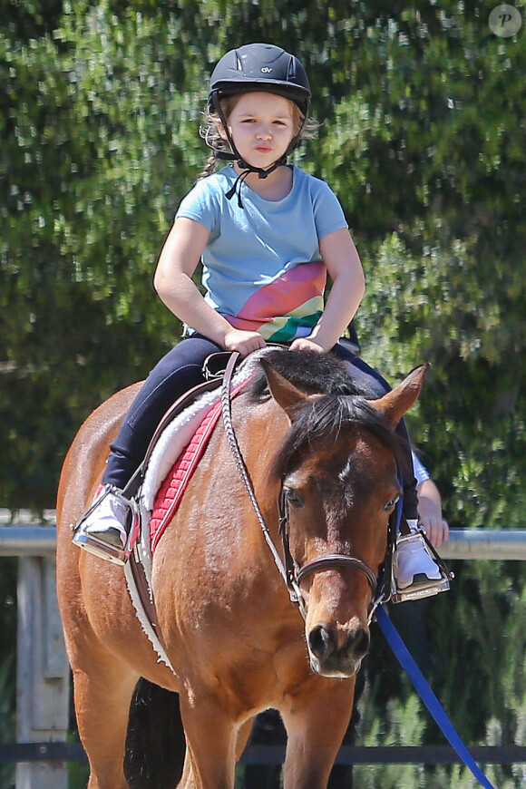 Exclusif - Victoria et David Beckham accompagnent leur fille Harper à son cours d'équitation à Los Angeles, le 4 avril 2017.