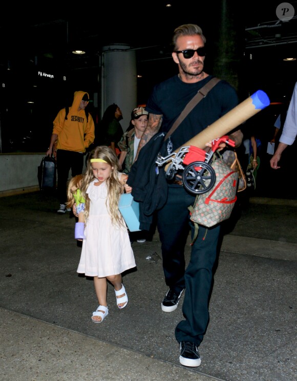 La famille Beckham arrive à l'aéroport de LAX à Los Angeles, le 29 août 2016.