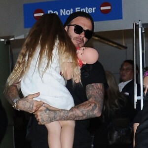 David Beckham avec Harper Beckham et Cruz Beckham arrivent à l'aéroport de LAX à Los Angeles, le 11 juillet 2016.