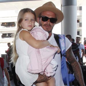 David Beckham, sa femme Victoria et leurs enfants Brooklyn, Romeo, Cruz et Harper prennent un vol à l'aéroport de Los Angeles, le 31 août 2015.