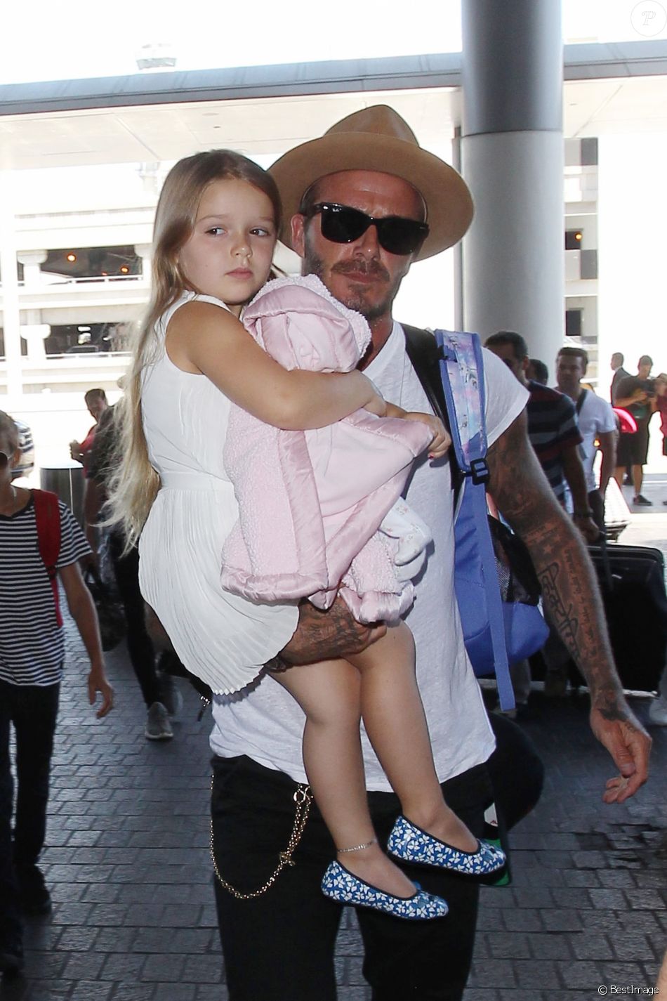 David Beckham, sa femme Victoria et leurs enfants Brooklyn, Romeo, Cruz et Harper prennent un vol à l&#039;aéroport de Los Angeles, le 31 août 2015.