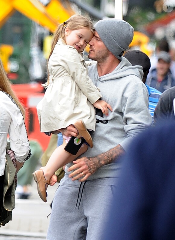 Exclusif - David Beckham sort déjeuner au restaurant Grainger & Co à Londres avec ses enfants Harper et Brooklyn, le 22 juin 2015.