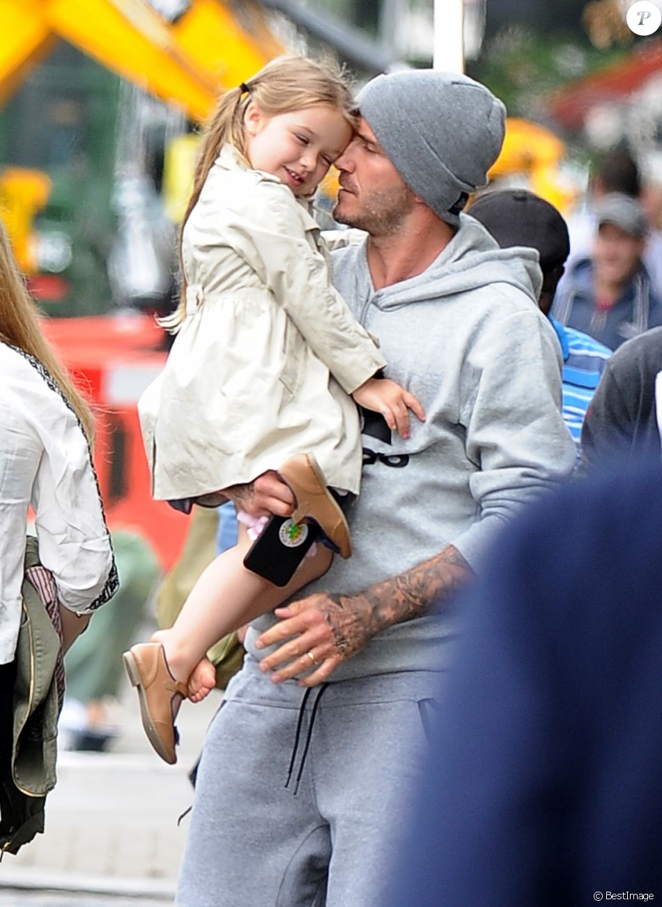 Exclusif - David Beckham sort déjeuner au restaurant Grainger &amp;amp; Co à Londres avec ses enfants Harper et Brooklyn, le 22 juin 2015.