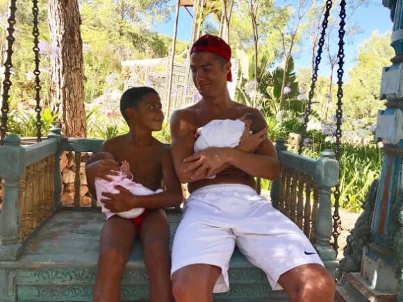 Cristiano Ronaldo pose avec son fils aîné Cristiano Jr et ses jumeaux Eva et Mateo sur Instagram le 4 juillet 2017.