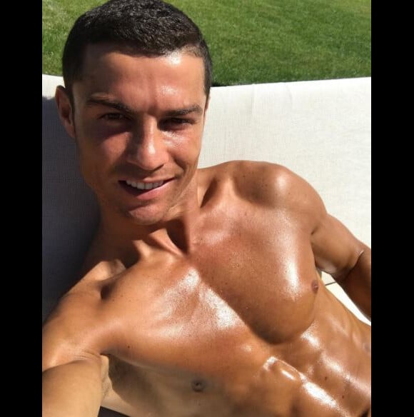 Cristiano Ronaldo en pleine séance de bronzage sur Instagram le 1er juillet 2017.