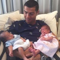 Cristiano Ronaldo : Première photo à 4, avec Cristiano Jr et ses jumeaux